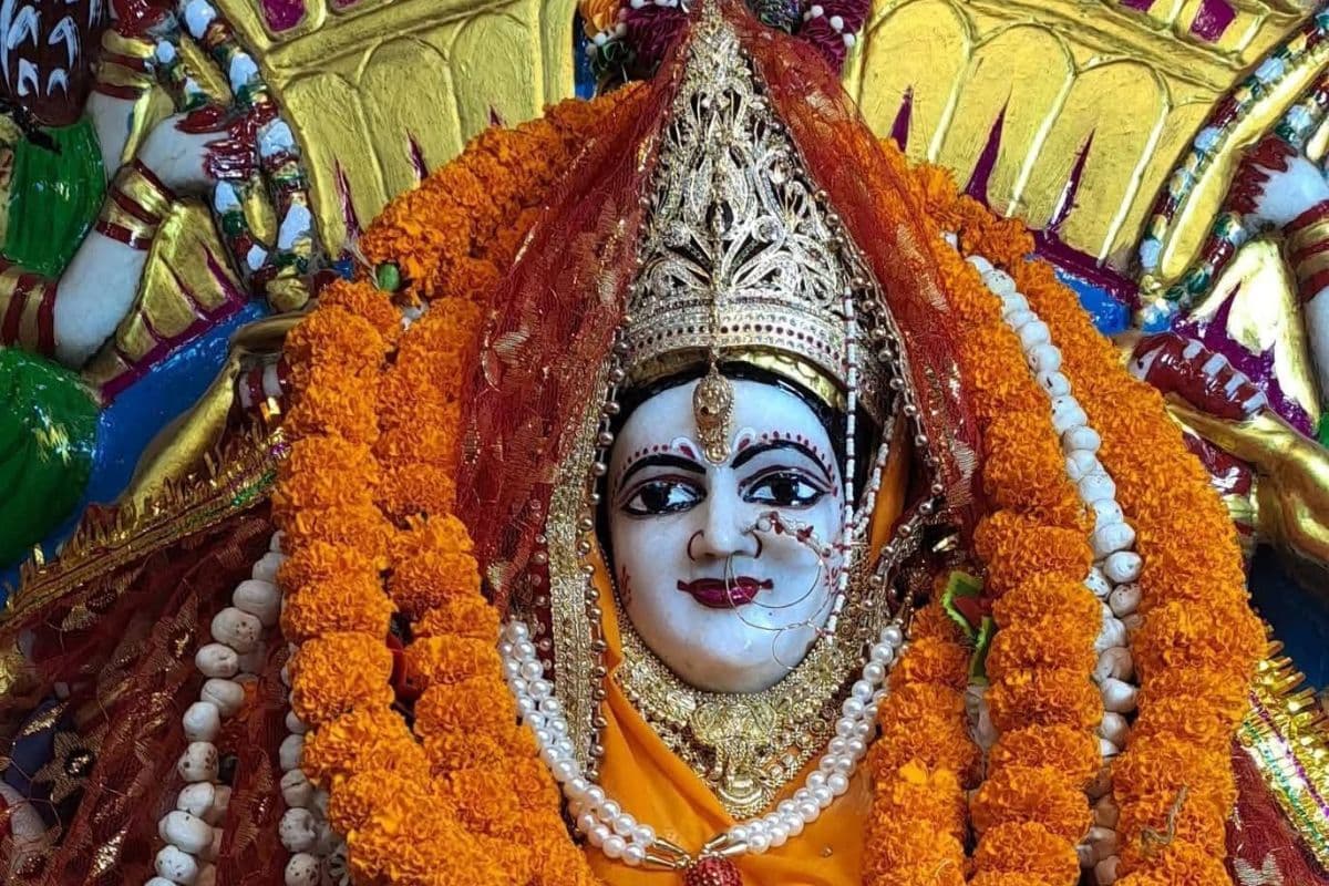 कटिहार में सुबह-शाम गूंजती है मां दुर्गा की आरती, दूर-दूर से दर्शन करने पहुंचते हैं श्रद्धालु