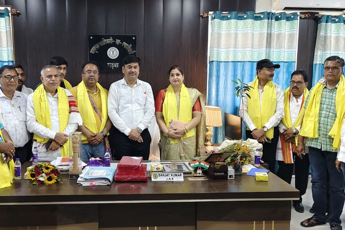 एसडीएम के तबादले से 'आपन सरवस्तिया' अभियान पर लगा ब्रेक, क्या अधूरी रह जाएगी गढ़वा की जन-क्रांति? 