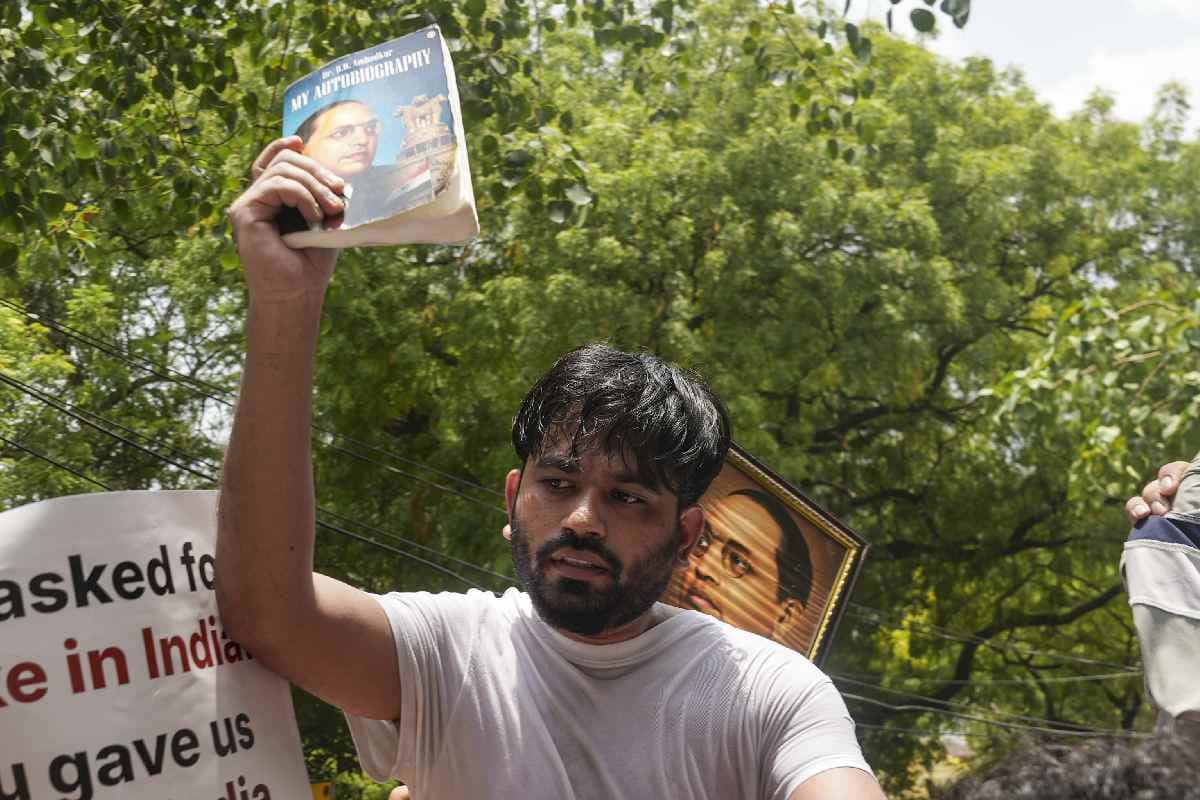 कहां हैं कॉकरोच जनता पार्टी के संस्थापक अभिजीत दीपके के माता-पिता?