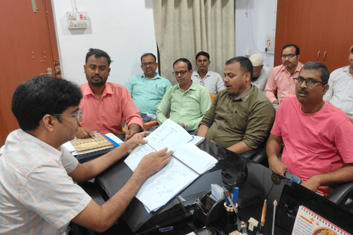 कोईलवर में बीडीओ ने की आवास योजना की समीक्षा बैठक, कहा- शिकायत मिली तो होगी सीधी कार्रवाई
