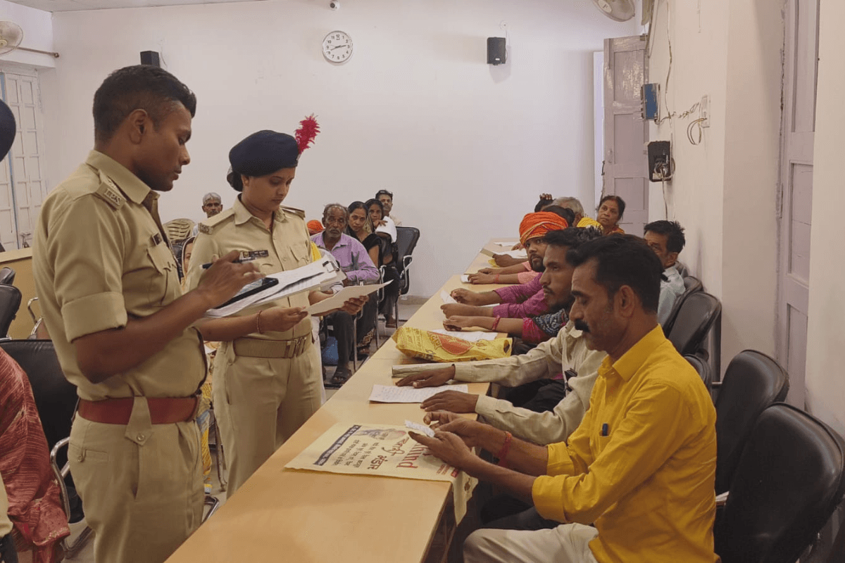 भोजपुर एसपी का जनता दरबार: सुनीं लोगों की समस्याएं, पुलिस अधिकारियों को दिया सख्त निर्देश