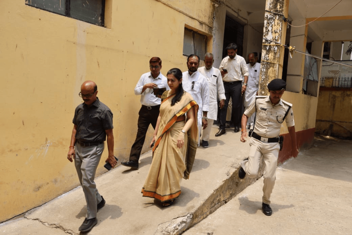 अरवल में निर्वाचन आयोग के निर्देश पर बढ़ी मुस्तैदी, डीएम ने किया ईवीएम वेयरहाउस का निरीक्षण, जानिए क्या है मामल?