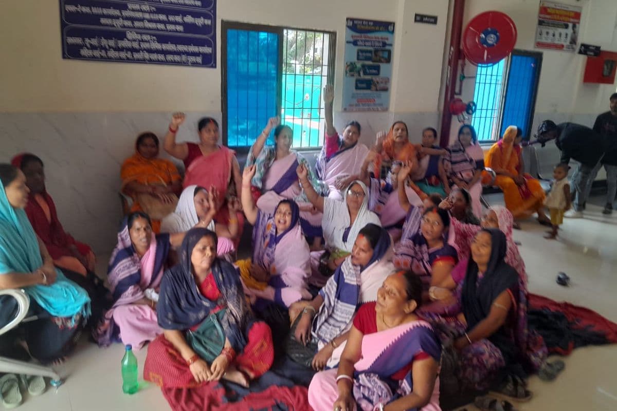 कैमूर में बकाया मानदेय को लेकर आशा कार्यकर्ताओं का आंदोलन जारी, चौथे दिन भी कार्य बहिष्कार