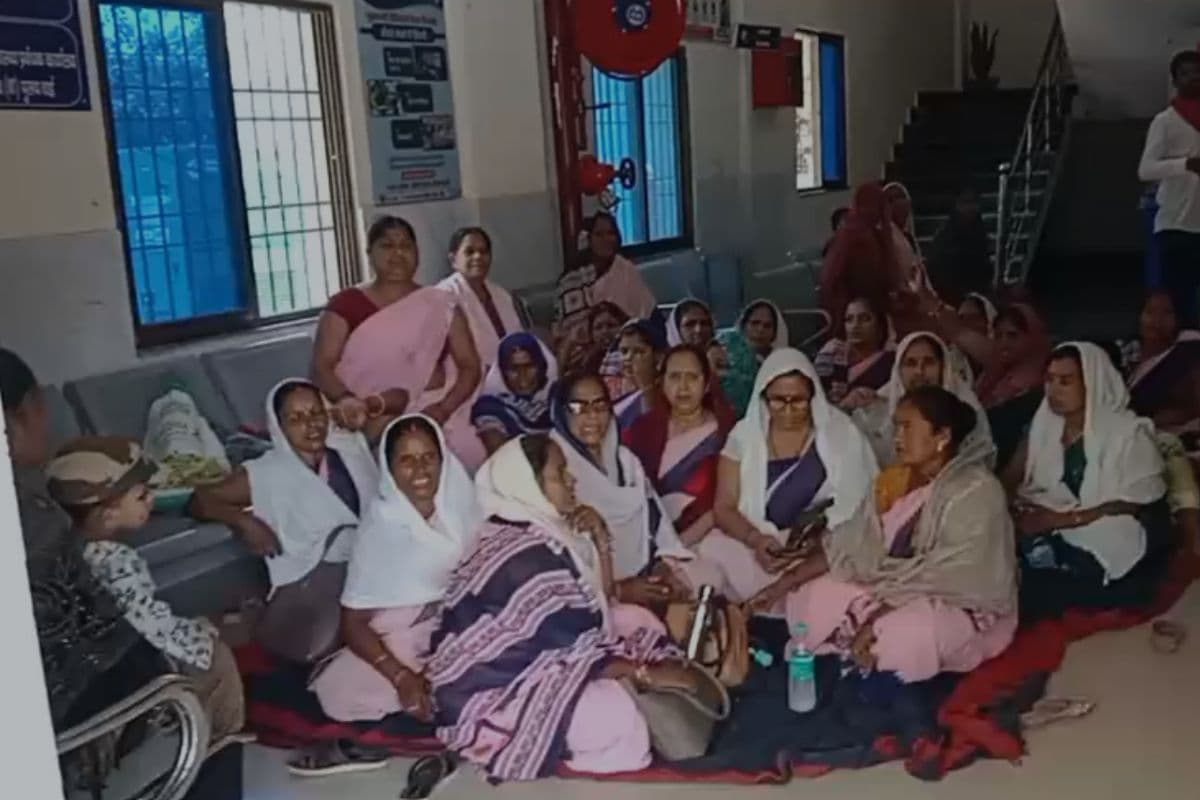 कैमूर में सड़क पर उतरीं आशा कार्यकर्ता; बोलीं- 'दाम नहीं तो काम नहीं, दूसरे दिन भी जारी रहा हड़ताल