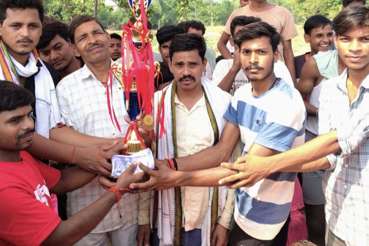 मनोरा नाइट क्रिकेट टूर्नामेंट संपन्न, आरसीबी बाजीतपुर बनी विजेता