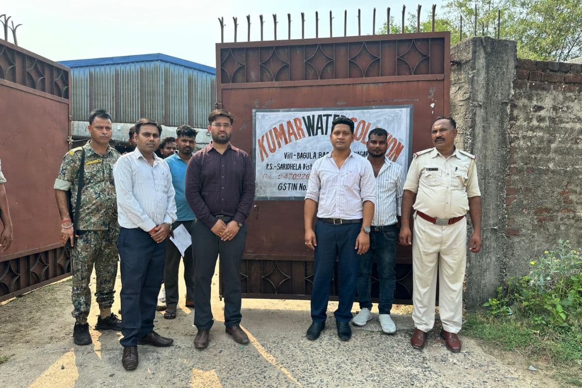 धनबाद में पानी के नाम पर 'धोखा': एक्वा प्लस वाटर प्लांट पर BIS का छापा, 12000 नकली ISI लेबल बरामद