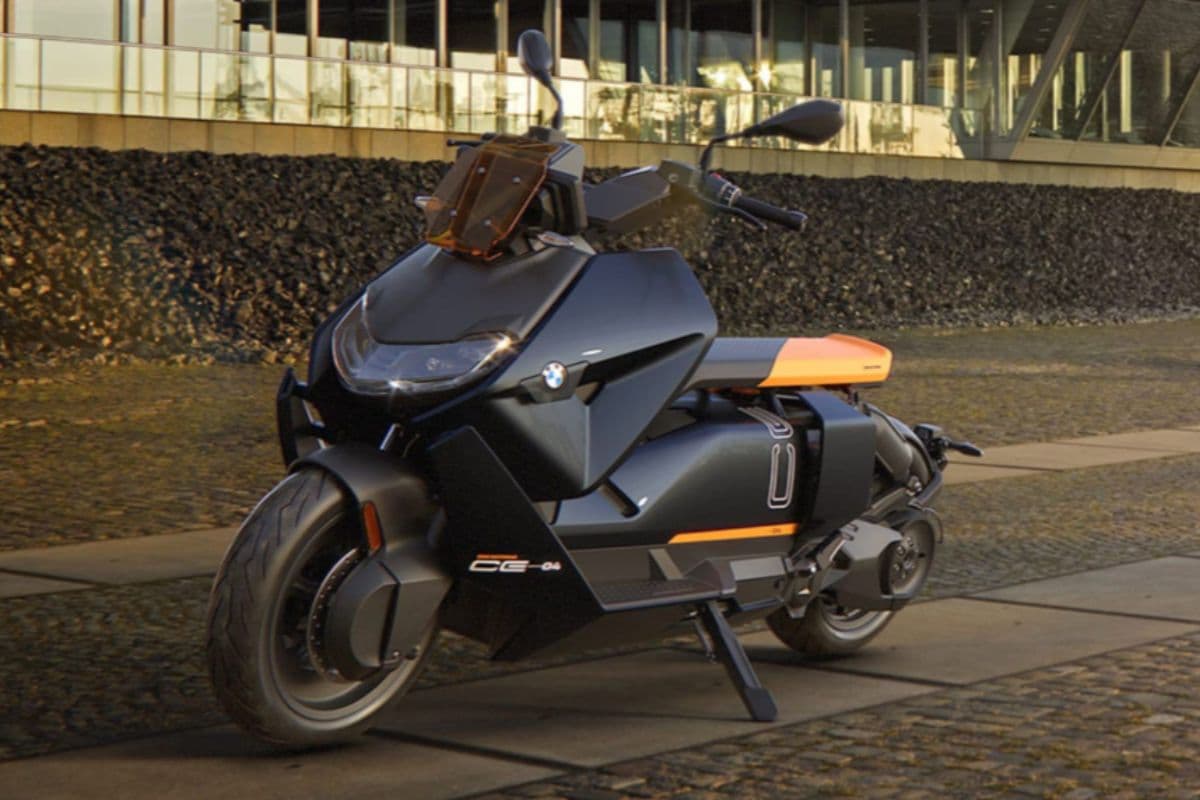 42hp की पावर, 120 km/h की टॉप स्पीड... इस इलेक्ट्रिक स्कूटर की कीमत में आ जाएगी एक SUV