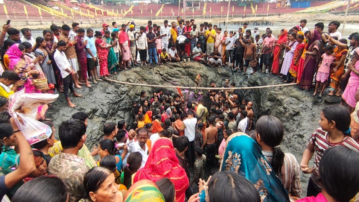 वर्षों बाद हुए पाताल बाबा के दर्शन, दुमका के बासुकिनाथ शिवगंगा में उमड़ा आस्था का जनसैलाब