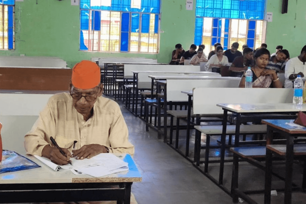 सीखने की कोई उम्र नहीं: 90 वर्ष की उम्र में दी गीता की परीक्षा, आचार्य सीताराम साहू बने मिसाल
