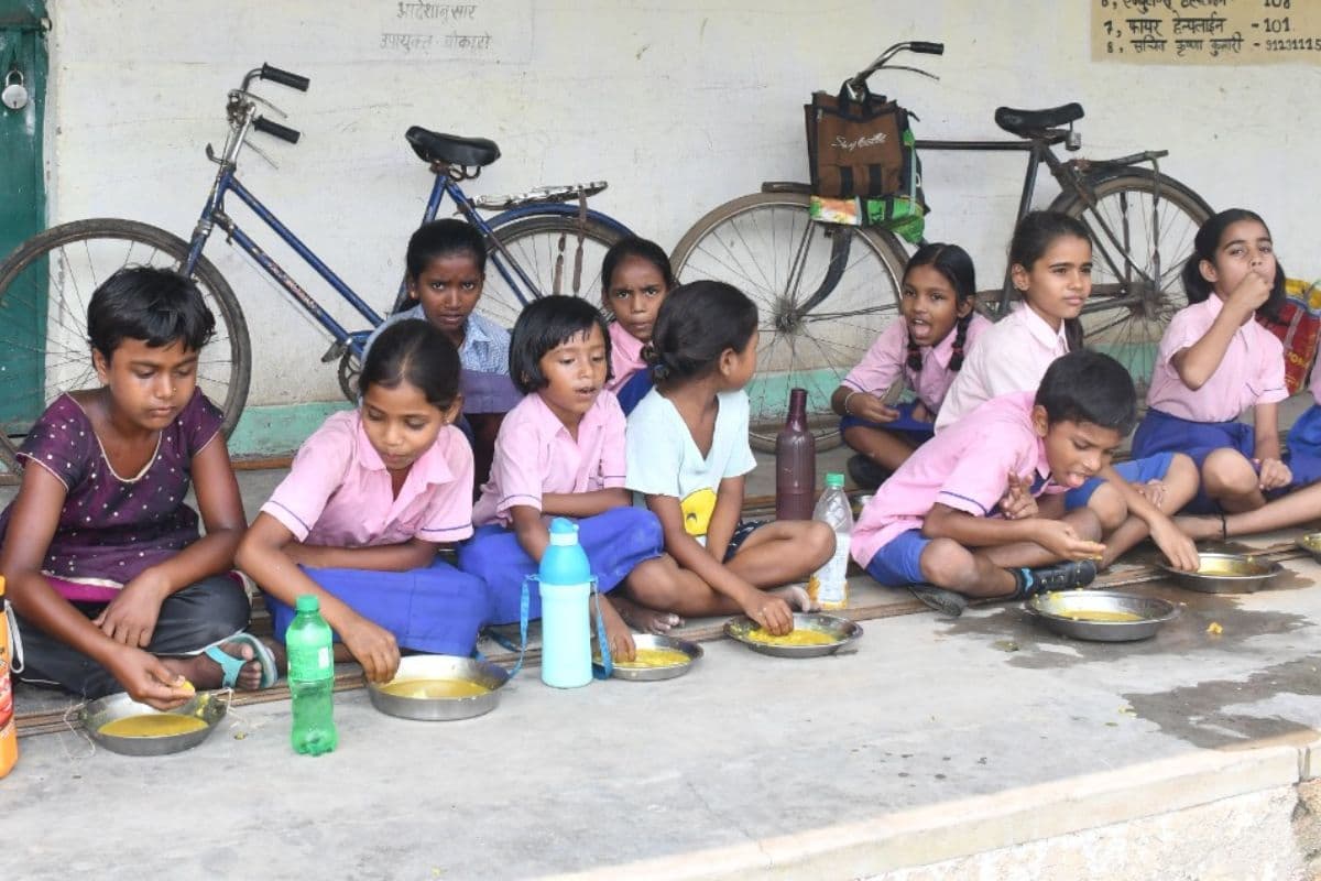 Bokaro: सरकारी स्कूल में बच्चों के भोजन पर संकट, 3 माह से नहीं मिली एमडीएम की राशि