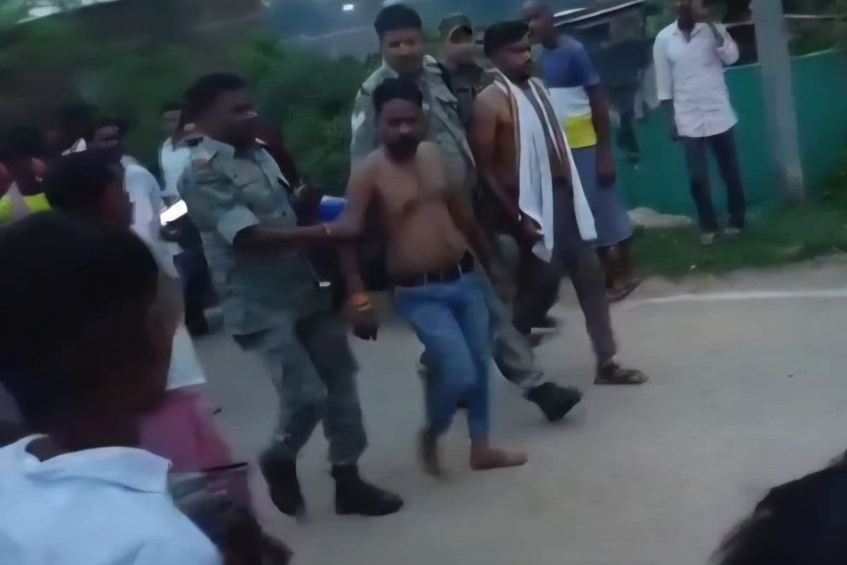 Bokaro: रिवाल्वर के साथ घूम रहे दो युवकों की ग्रामीणों ने की धुनाई, बाद में पुलिस को सौंपा