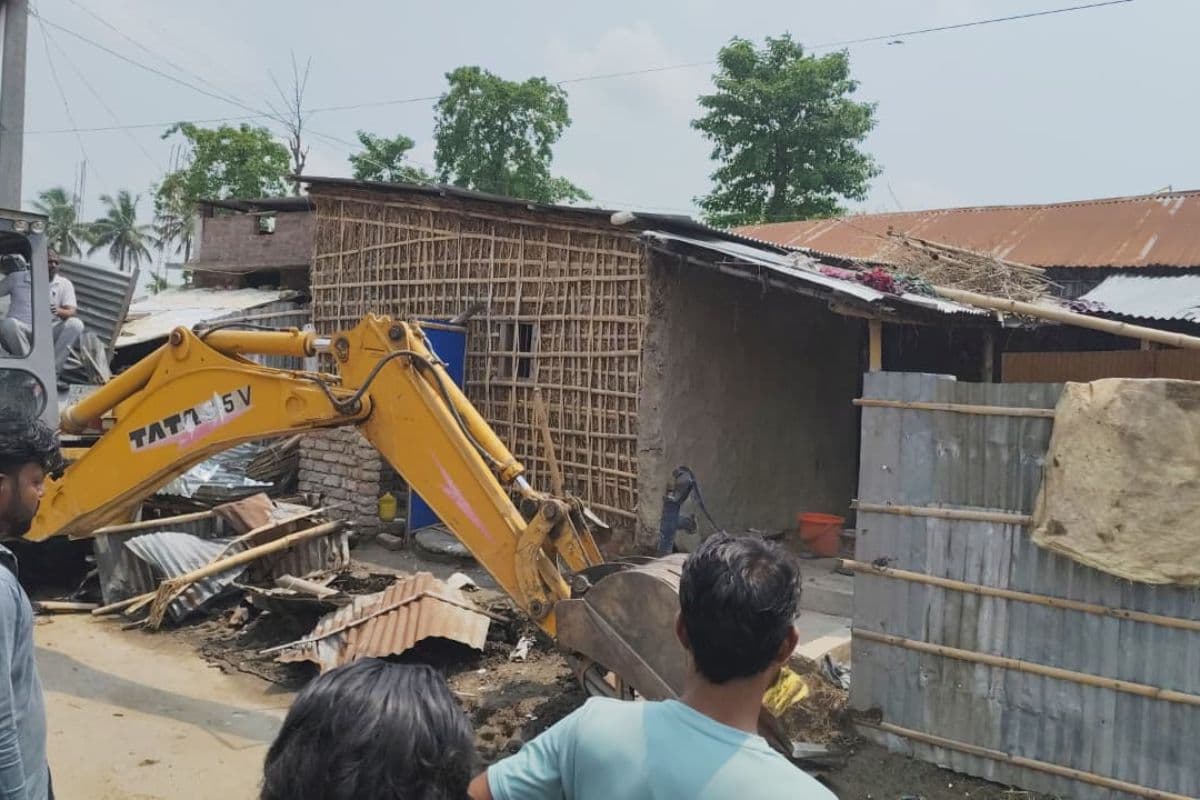 वीरपुर में चला बुलडोजर, कारगिल चौक से बॉर्डर रोड तक हटे दर्जनों अवैध कब्जा