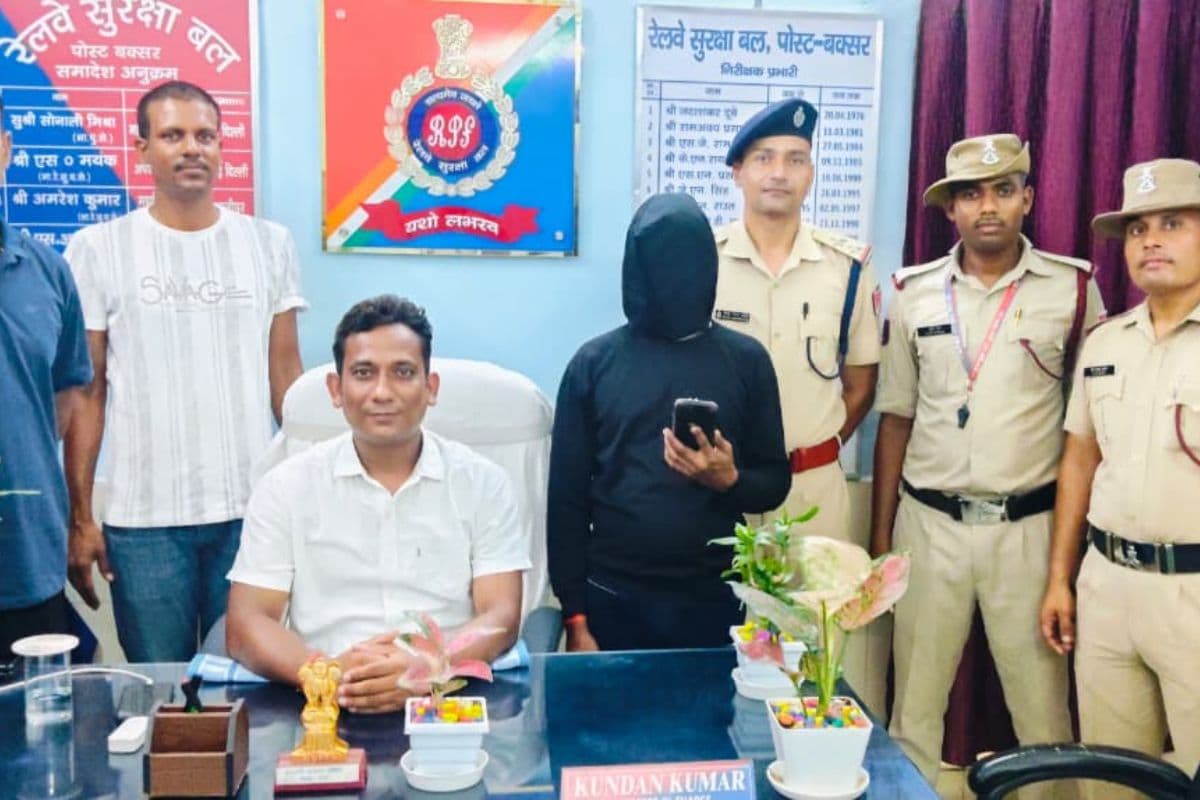 बक्सर स्टेशन पर यात्री का मोबाइल छीनकर भाग रहा शातिर गिरफ्तार, RPF और GRP ने पीछा कर रंगे हाथों दबोचा