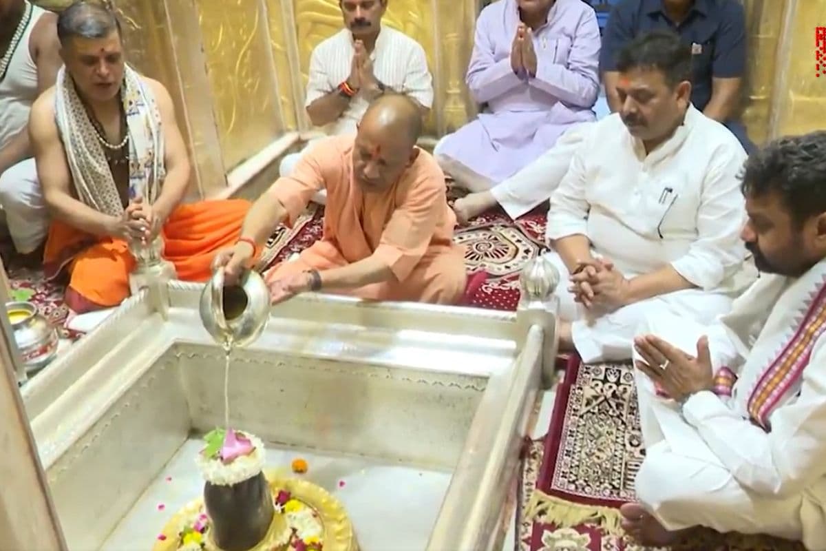 सीएम योगी ने काशी विश्वनाथ धाम व काल भैरव मंदिर जाकर किए दर्शन