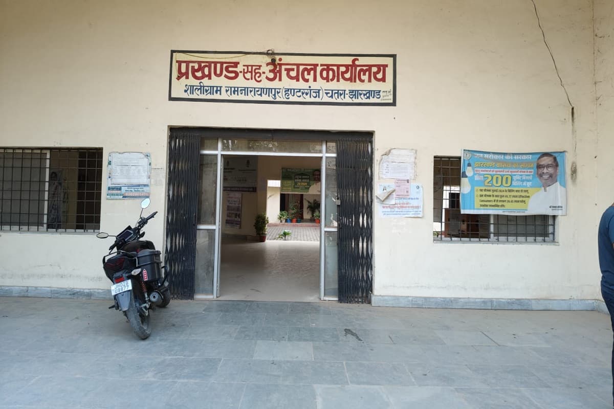 हंटरगंज में कास्ट और रेजिडेंशियल सर्टिफिकेट बनवाने में छूट रहे पसीने, साल भर में भी नहीं होता काम