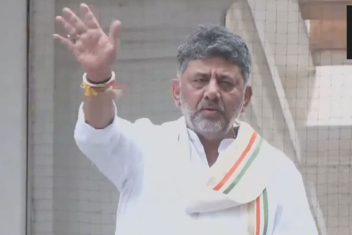 आज शाम डीके शिवकुमार लेंगे मुख्यमंत्री पद की शपथ, आवास के बाहर जुटे समर्थक
