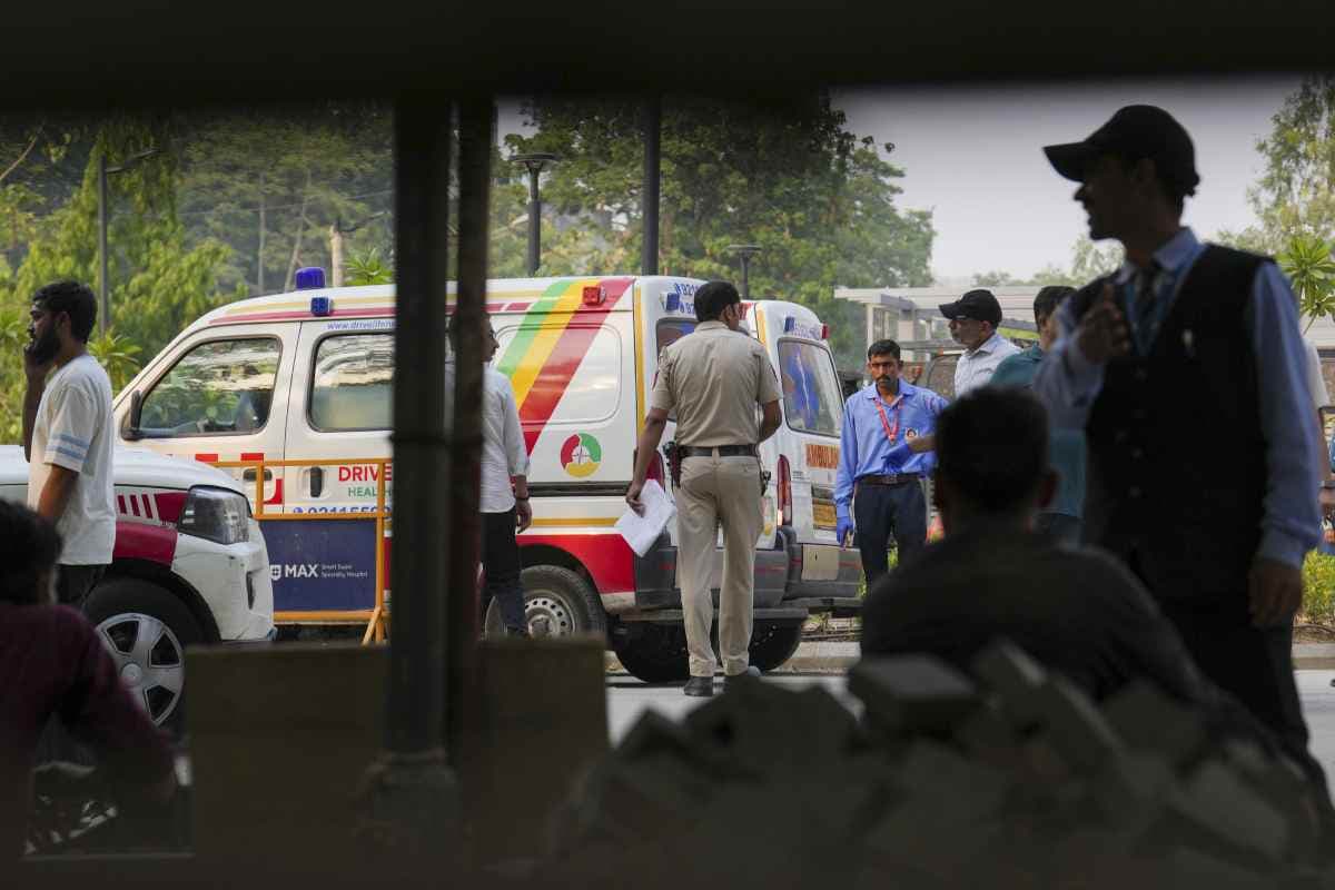 दिल्ली होटल अग्निकांड: सीढ़ियां संकरी, कमरे जलकर राख, सामने आया लेटेस्ट वीडियो