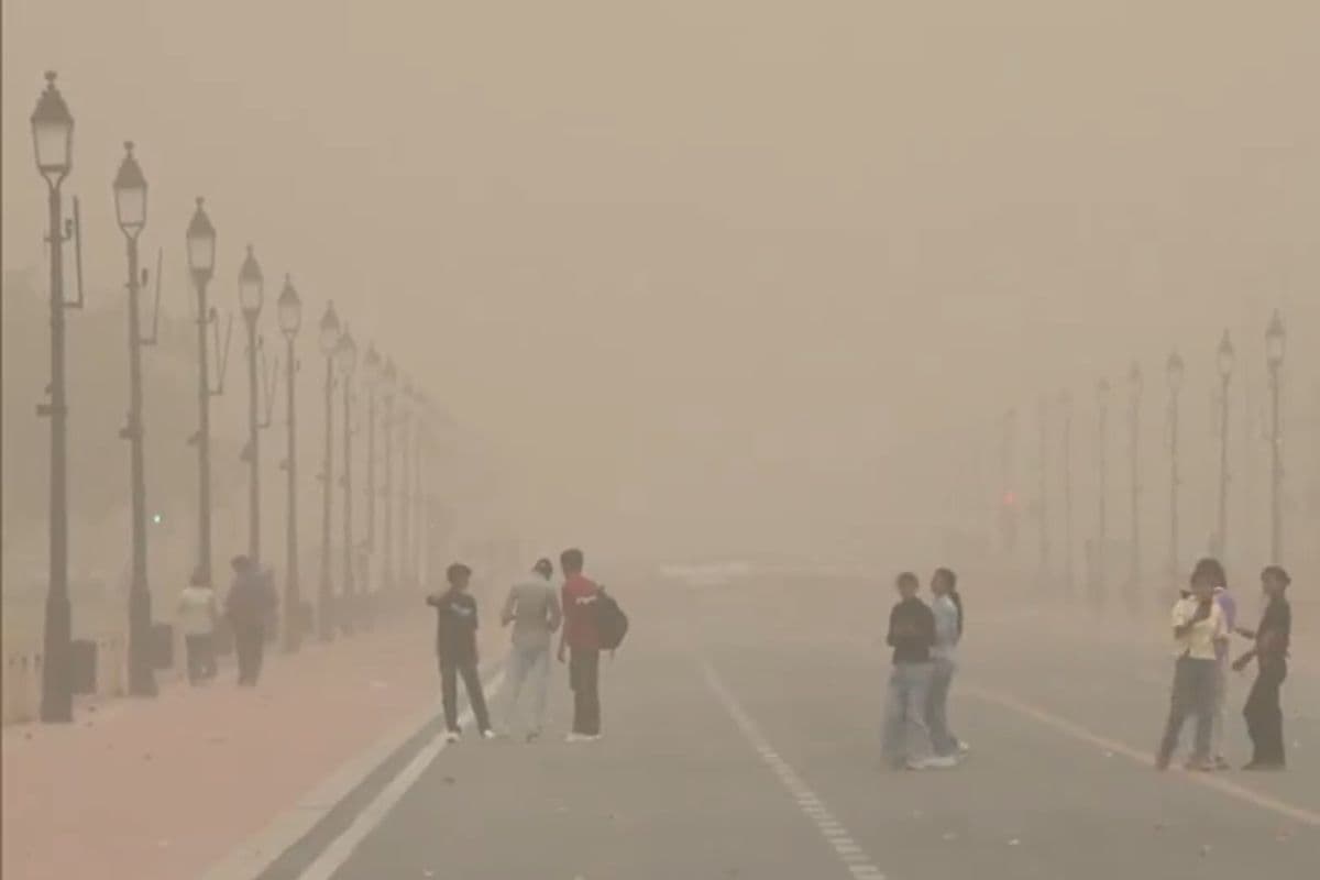 दिल्ली-एनसीआर में आंधी-तूफान के साथ भारी बारिश, धूल भरी आंधी से दिन में छाया अंधेरा