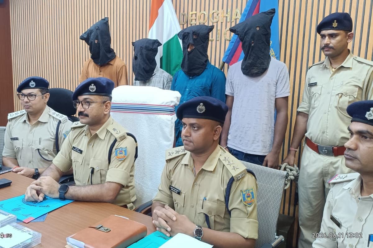 सारठ के जंगल से चल रहा था साइबर ठगी का गोरखधंधा, पुलिस ने चार अपराधियों को दबोचा