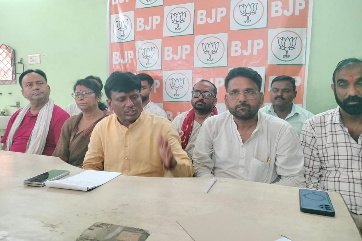 बाघमारा विधायक शत्रुघ्न महतो का आरोप, सरकार-प्रशासन के इशारे पर हो रहा है अवैध खनन