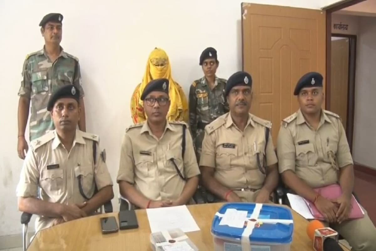 त्रिकोणीय प्रेम प्रसंग में प्रेमी की गला रेतकर हत्या, पुलिस ने प्रेमिका को किया गिरफ्तार