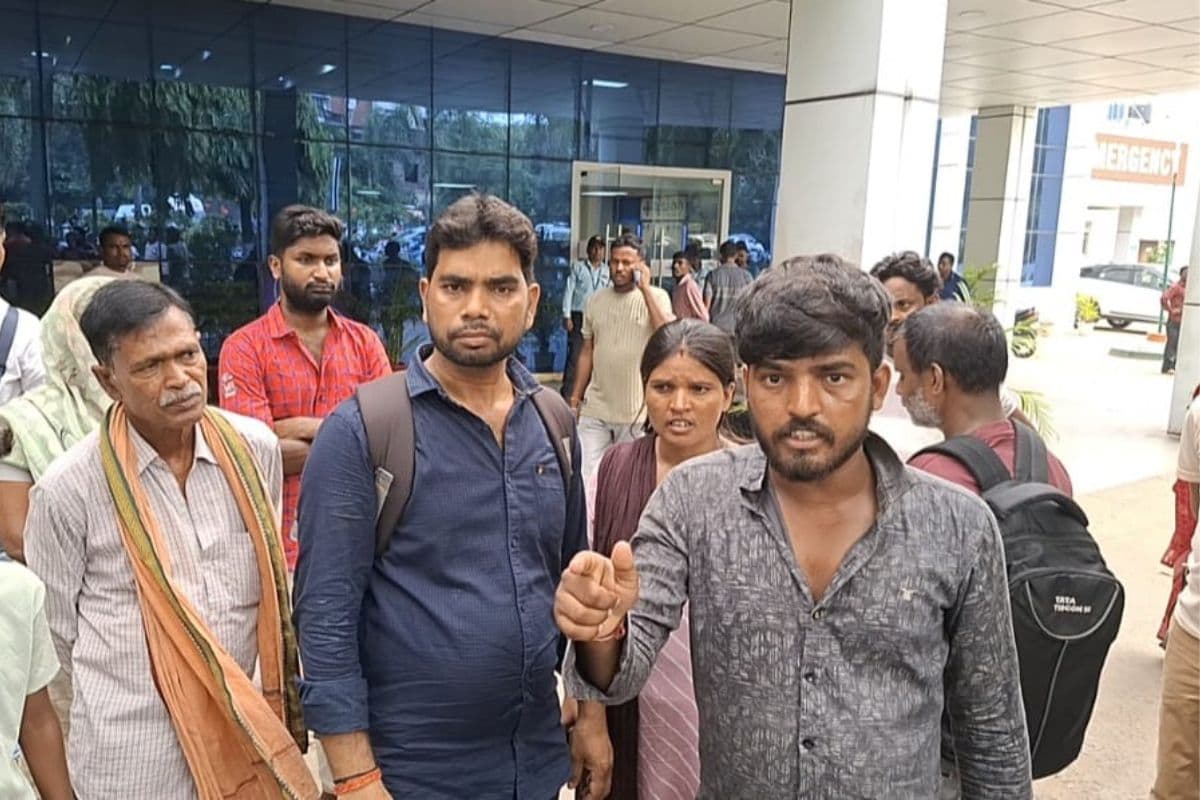 Dhanbad: युवक की मौत के बाद अस्पताल में हंगामा, गलत इलाज का आरोप