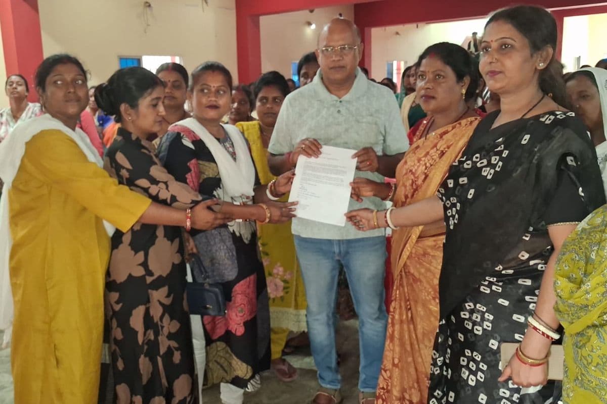 Dhanbad: पोषण सखियों ने विधायक अरुप चटर्जी के सामने किया प्रदर्शन, 3 सूत्री मांग पत्र सौंपा