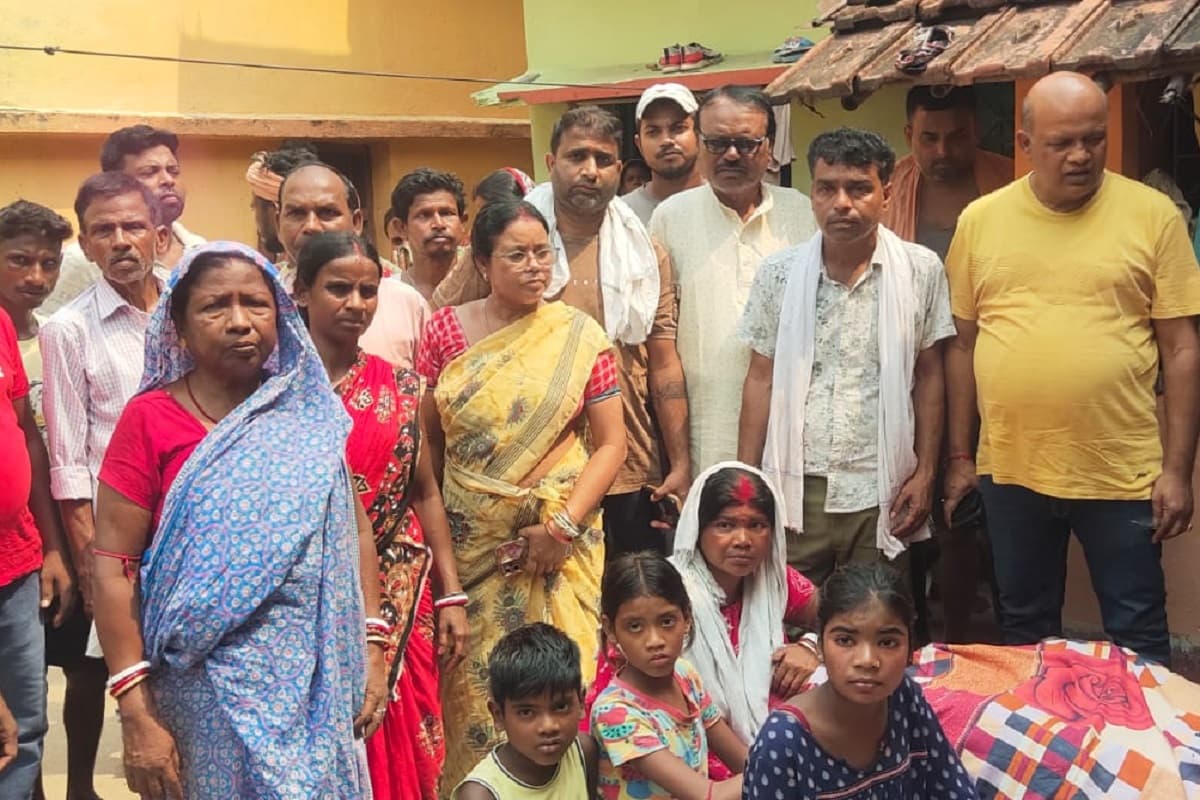 'हमें हमारा गणेश लौटा दें', तारातला हादसे में जान गंवाने वाले मजदूर का शव पहुंचा धनबाद