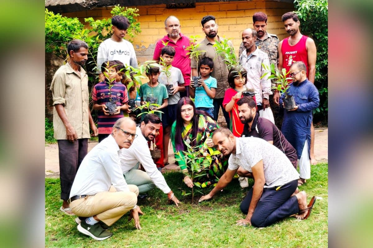 धनबाद : झरिया में विश्व पर्यावरण दिवस पर चिल्ड्रेन पार्क में पौधारोपण