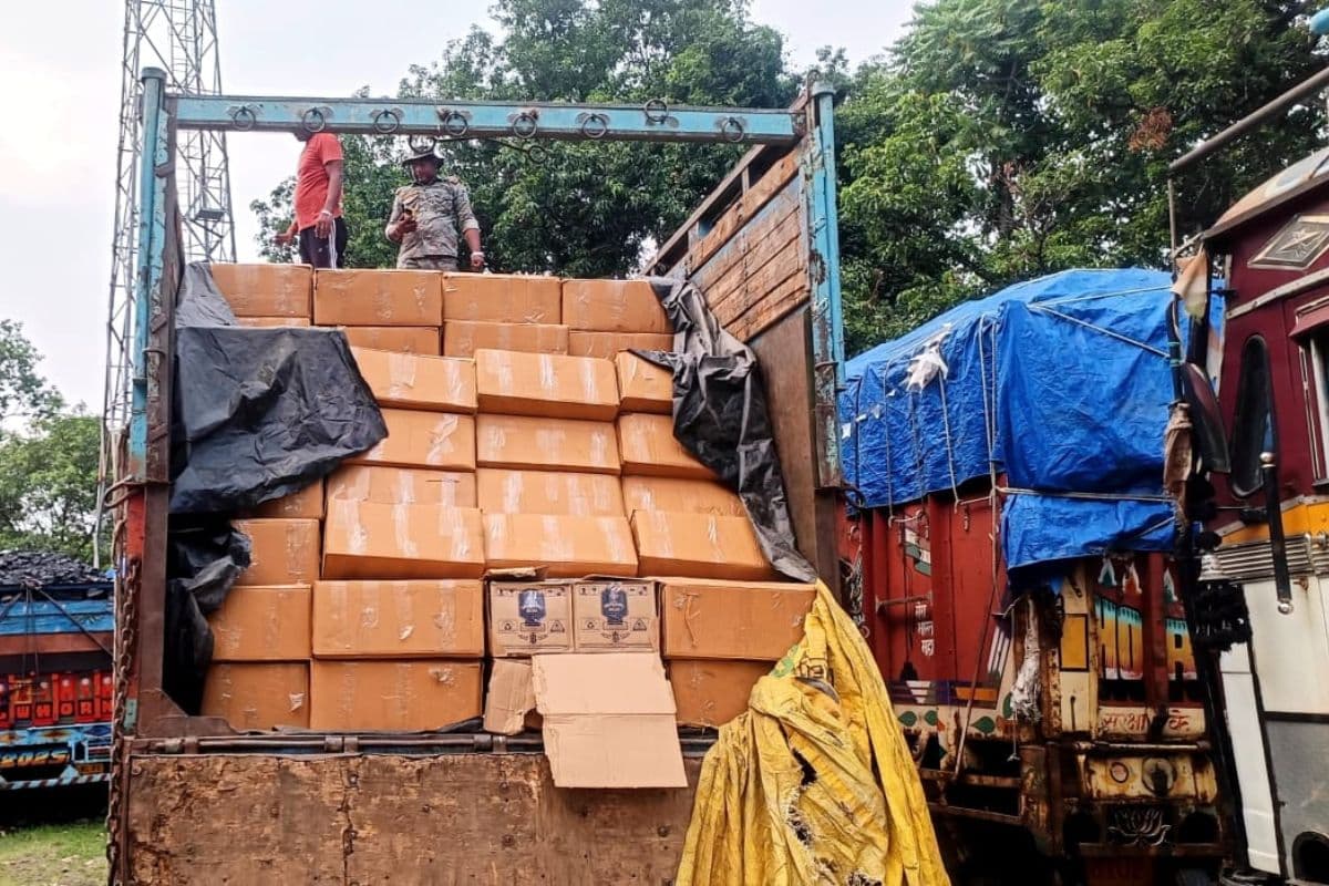Hazaribagh: बरकट्ठा में अवैध अंग्रेजी शराब से भरा ट्रक पकड़ाया, बिहार में खपाने की थी तैयारी