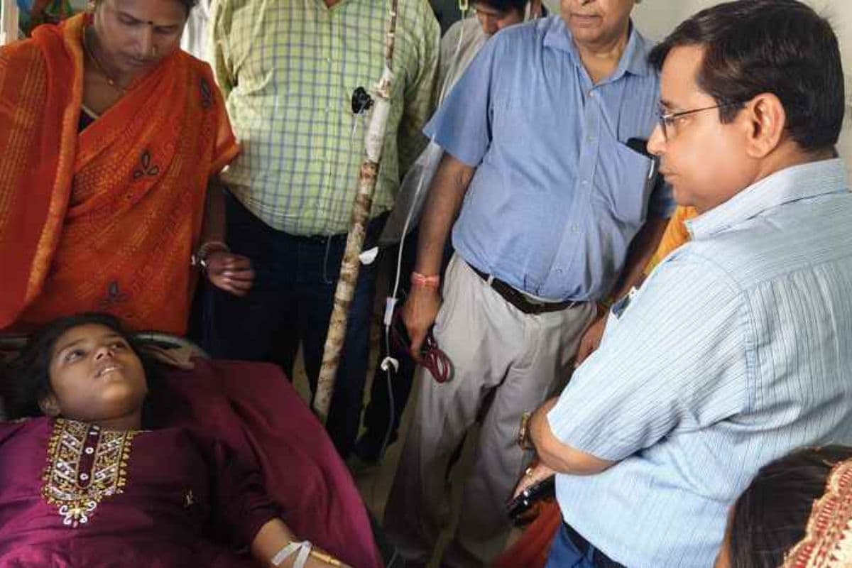 Garhwa: कस्तूरबा गांधी बालिका विद्यालय की बीमार छात्राओं से मिले डीसी, सभी की स्थिति सामान्य