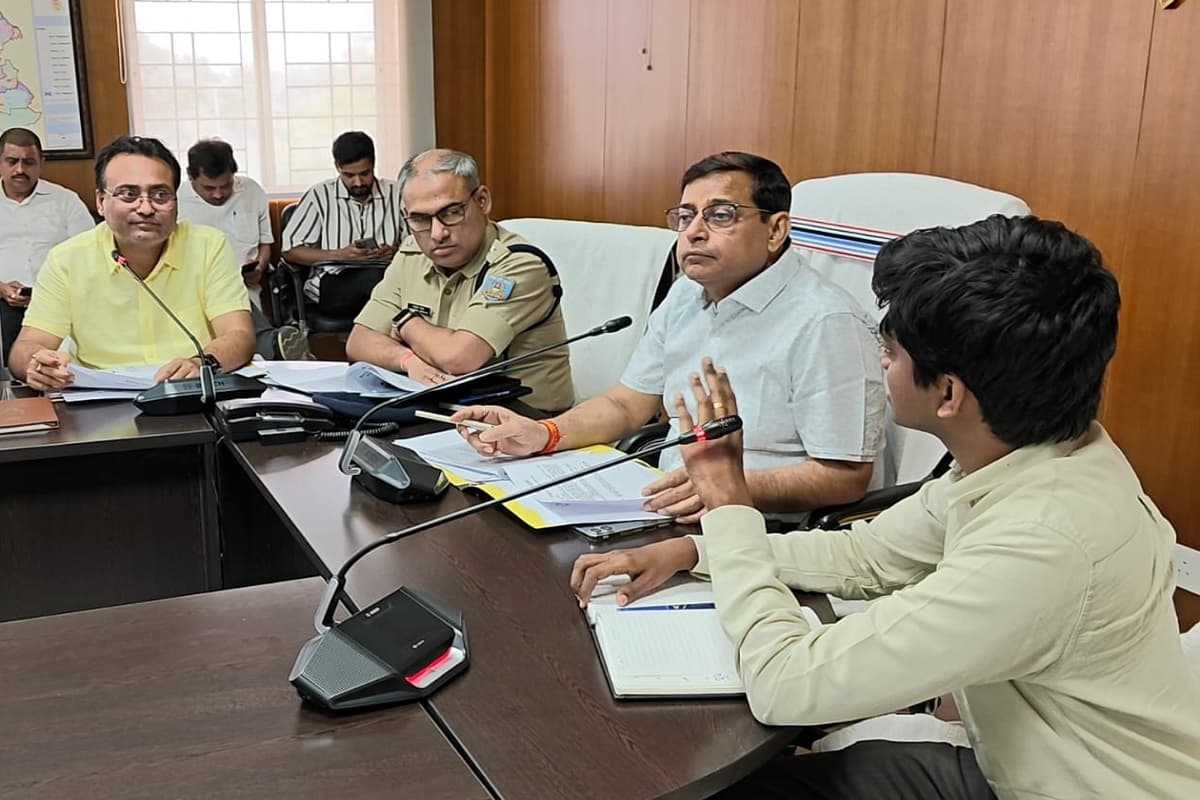 गढ़वा डीसी ने विस्थापितों के लंबित सर्वे को पूरा करने का दिया अल्टीमेटम, 10 जून तक डेडलाइन