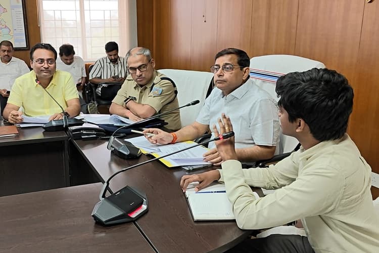 गढ़वा डीसी ने विस्थापितों के लंबित सर्वे को पूरा करने का दिया अल्टीमेटम, 10 जून तक डेडलाइन