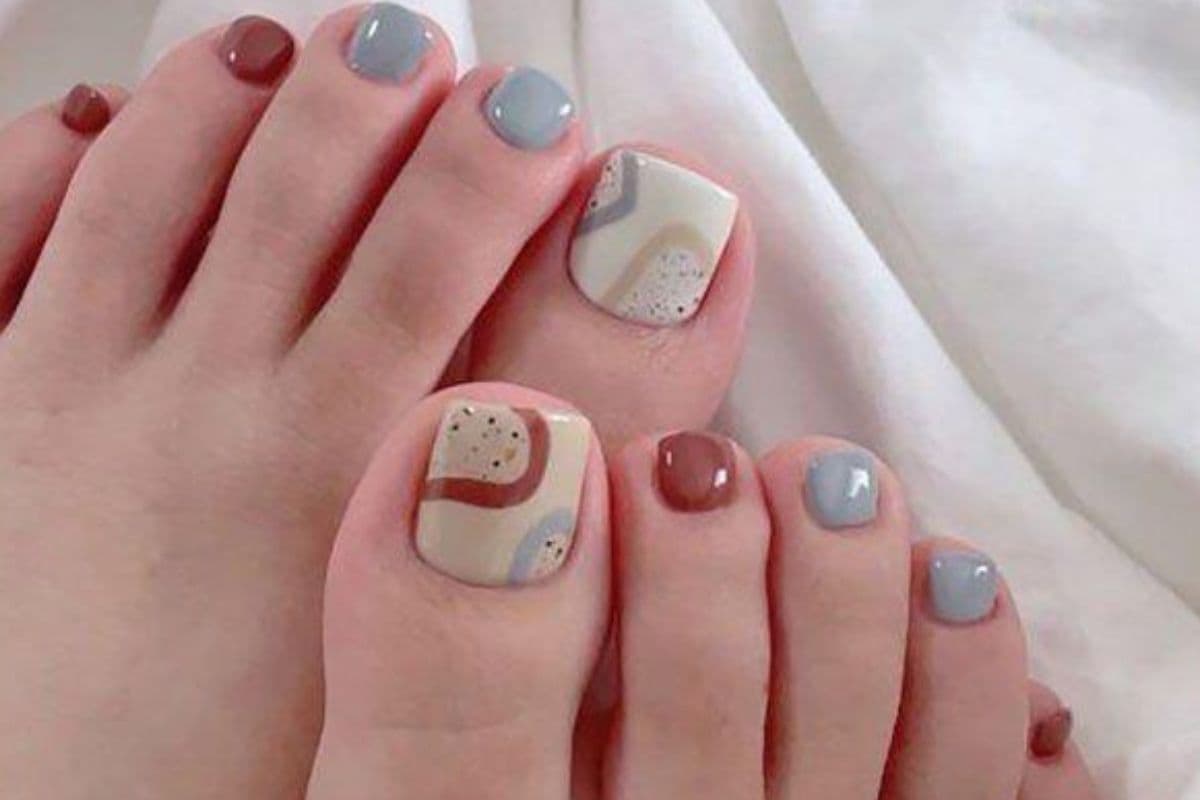 पैरों की खूबसूरती बढ़ा देंगे ये Nail Paint Colors, Gen Z गर्ल्स जरूर करें ट्राई