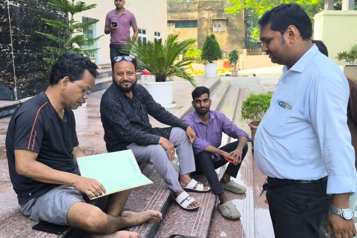 Giridih: हाफ पैंट में निगम कार्यालय पहुंचे नगर आयुक्त, झाड़ू लगाया और सुनी लोगों की समस्याएं