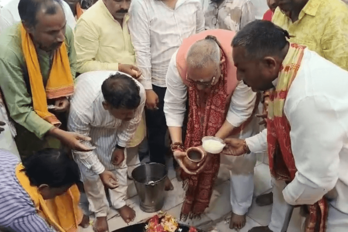 बेगूसराय में बाबा हरिगिरिधाम पहुंचे केंद्रीय मंत्री गिरिराज सिंह, पूजा-अर्चना के बाद लगाया आम का पौधा