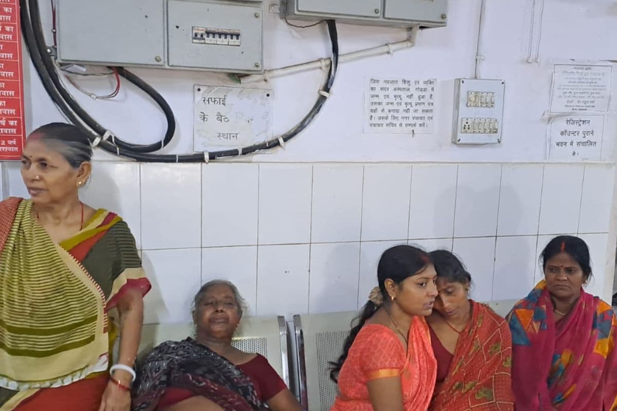 गोड्डा सदर अस्पताल में शिक्षक की मौत पर बवाल, परिजनों ने लगाया लापरवाही का आरोप 