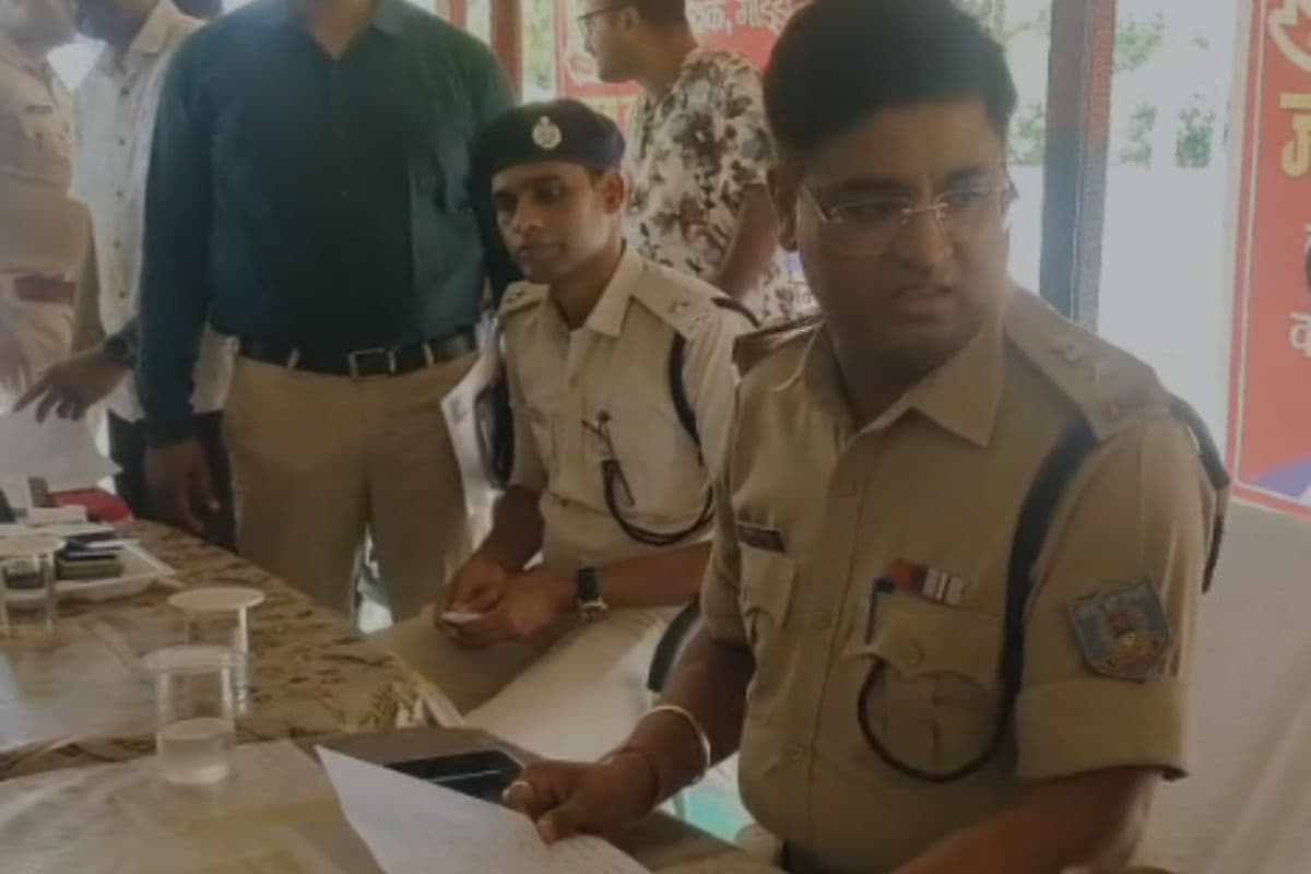 गोड्डा पुलिस की बड़ी पहल! SP ने 'ऑपरेशन मुस्कान' के तहत बांटे गुमशुदा मोबाइल, लोगों ने जताया आभार