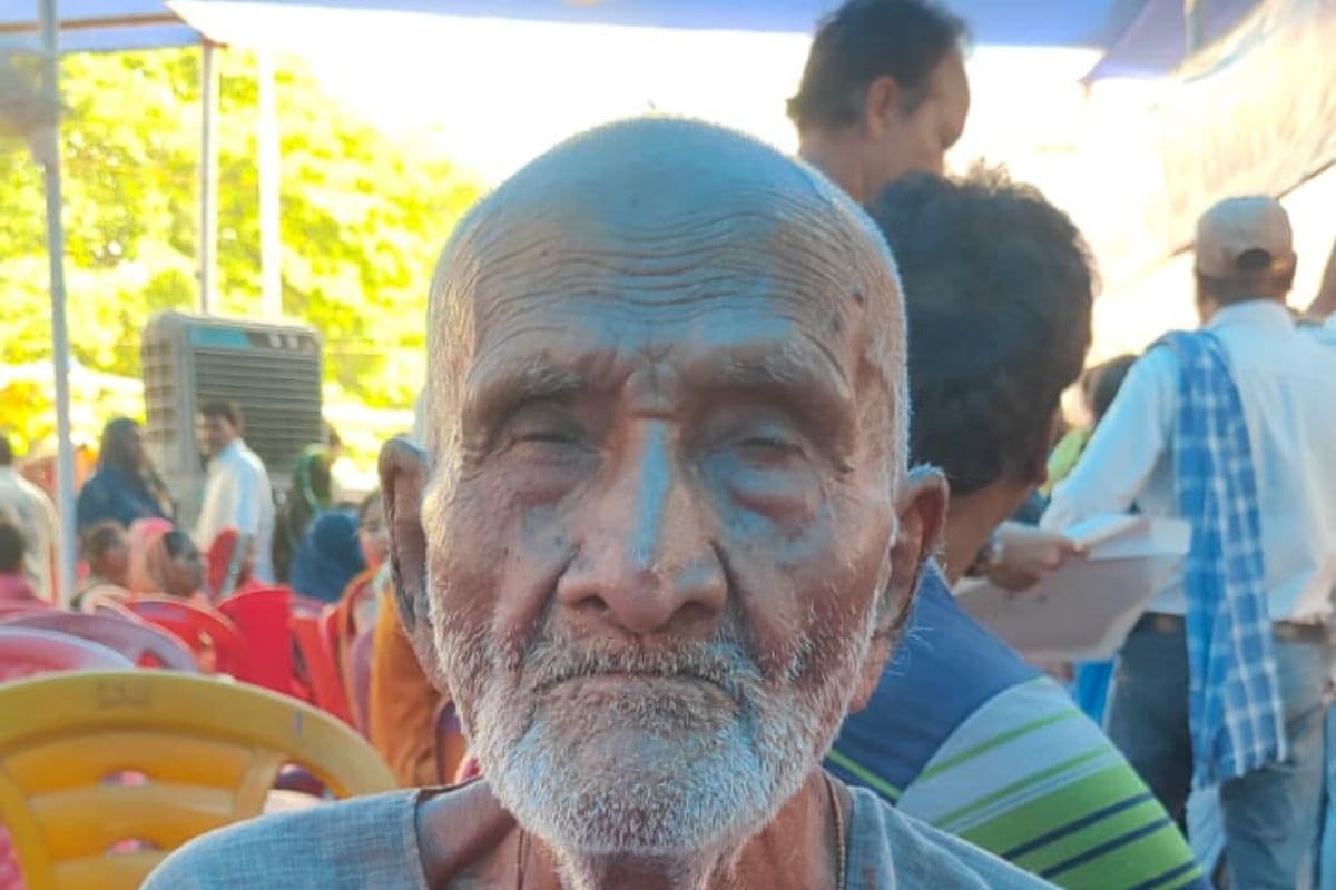 'हुजूर, मैं जिंदा हूं…' 104 साल के नेत्रहीन बुजुर्ग को सरकारी रिकॉर्ड में मृत बताया, बंद हो गई पेंशन