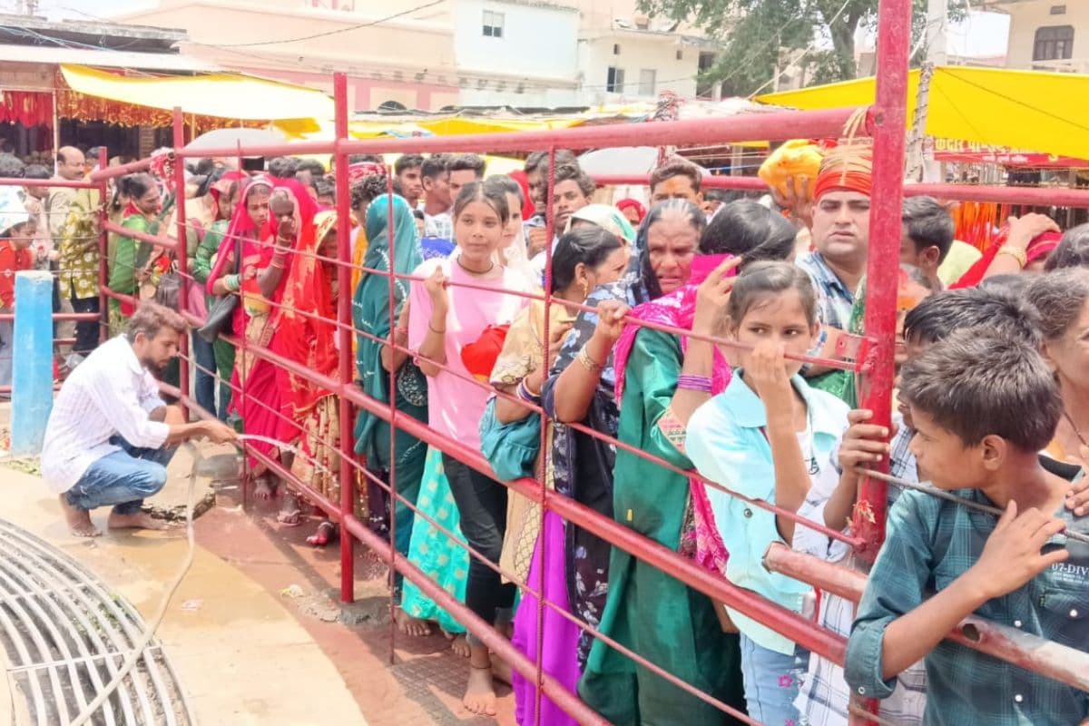 भीषण गर्मी के बीच थावे दुर्गा मंदिर में उमड़ी श्रद्धालुओं की भीड़, दर्शन के लिए लगी लंबी कतार