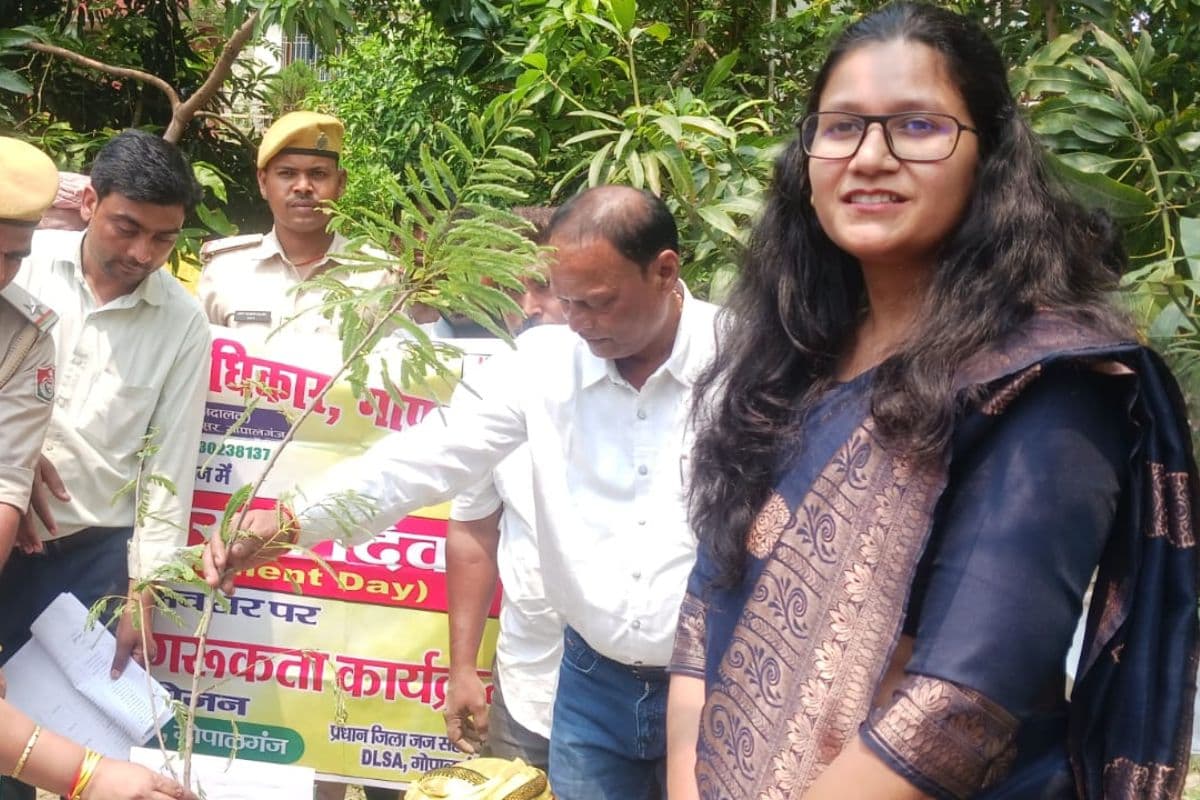 गोपालगंज में कोट परिसर में पौधारोपण, प्रधान जिला जज सहित न्यायिक अधिकारियों ने लगाए पौधे, पर्यावरण संरक्षण का दिया संदेश