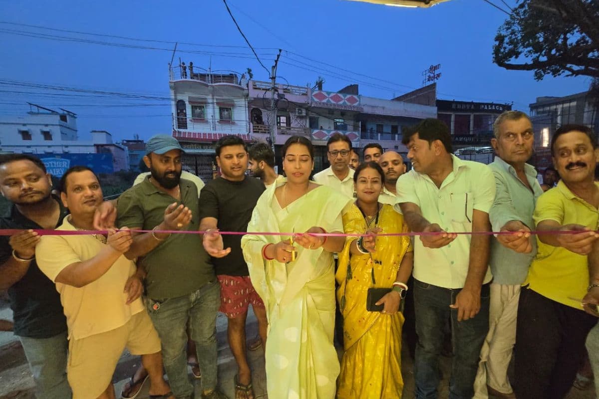 हाजीपुर में आधुनिक छाता स्टाइल यात्री शेड का उद्घाटन, यात्रियों को मिलेगी राहत