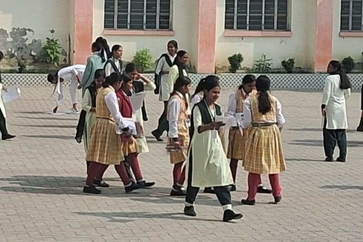 CBSE 12वीं के प्राप्तांक से असंतुष्ट छात्र करा सकते हैं री-वैल्यूएशन, एक नंबर बढ़ने पर भी लौटेगी पूरी फीस