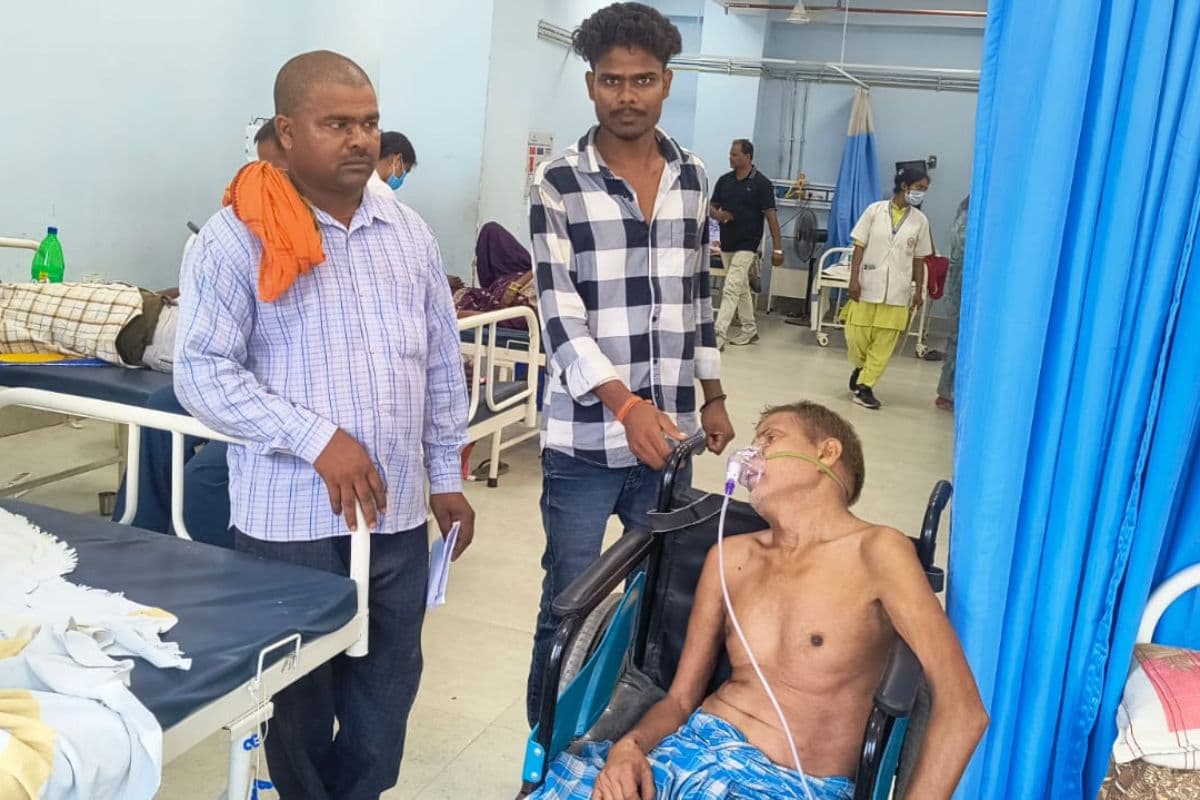 गोपालगंज मॉडल सदर अस्पताल में बेड की भारी कमी, एक बेड पर दो मरीजों का इलाज