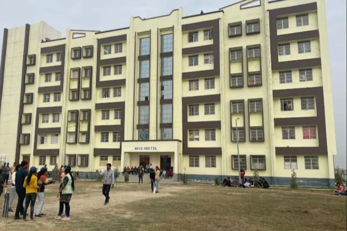 AI के दौर में बदली इंजीनियरिंग की तस्वीर, इलेक्ट्रिकल और मैकेनिकल ब्रांच की ओर भी बढ़ रहा छात्रों का रुझान