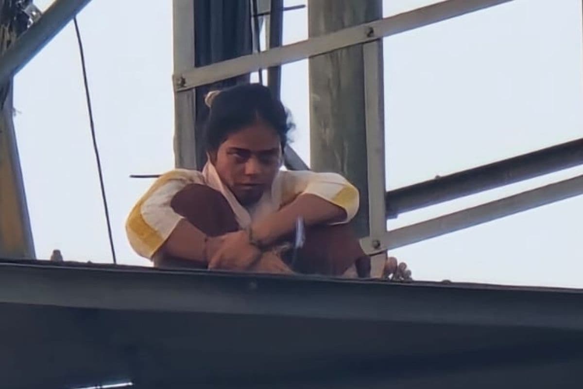 गोपालगंज में पारिवारिक विवाद का हाईवोल्टेज ड्रामा,पति की करतूत से परेशान पत्नी मोबाइल टावर पर चढ़ी