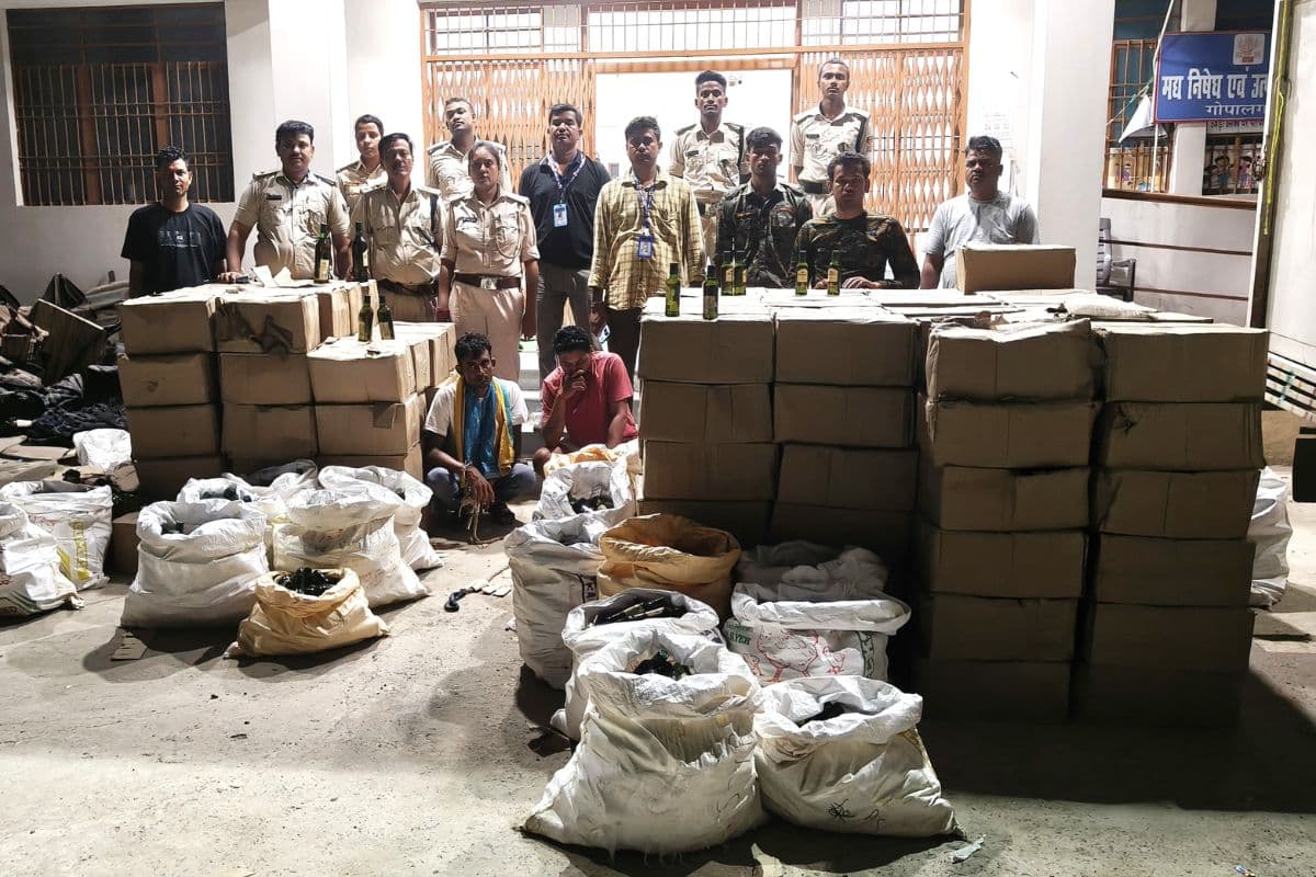 गोपालगंज में मुर्गी फार्म की आड़ में शराब का काला कारोबार, 30 लाख की विदेशी शराब बरामद