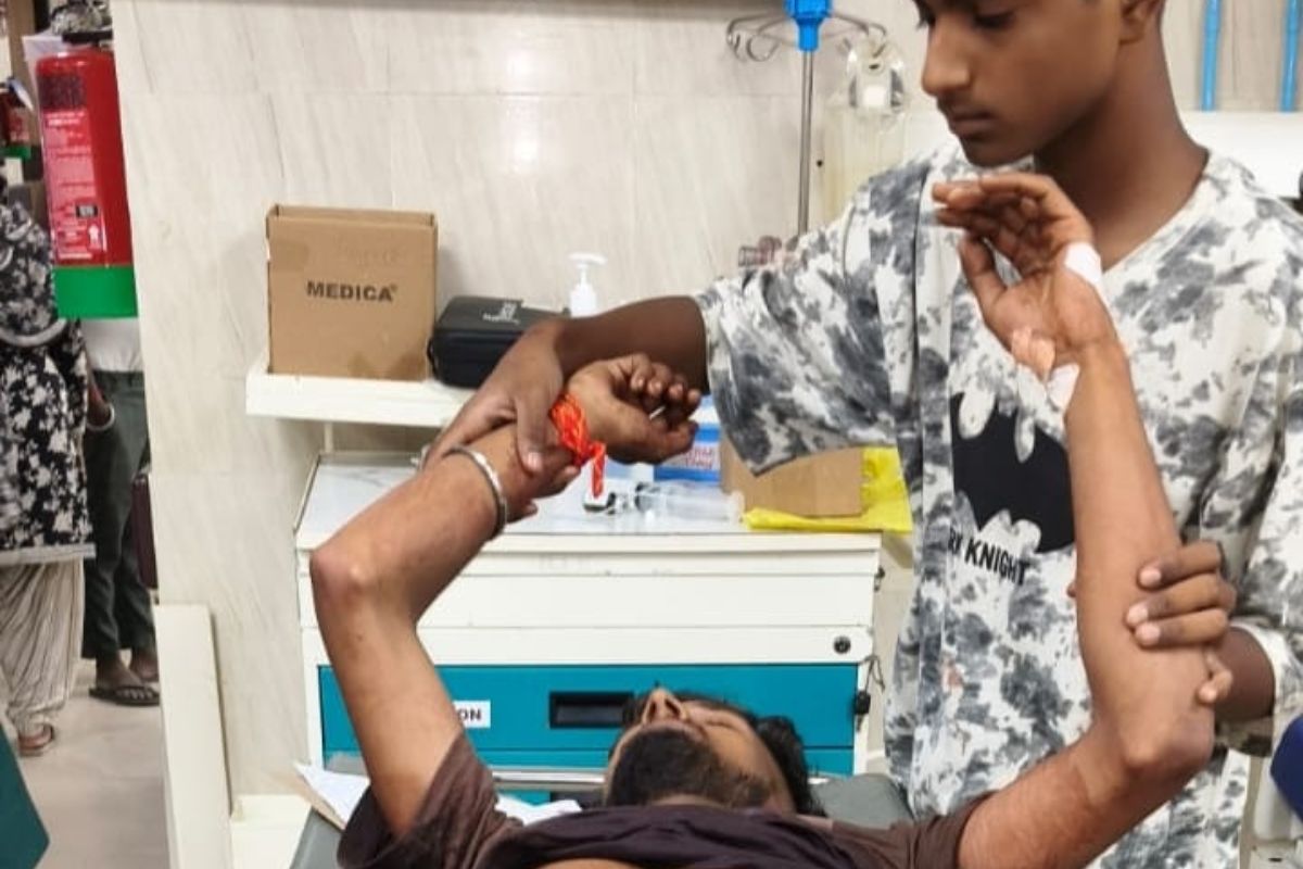 गोपालगंज में इंजीनियरिंग छात्र पर चाकू से ताबड़तोड़ वार, हालत नाजुक; गोरखपुर रेफर!