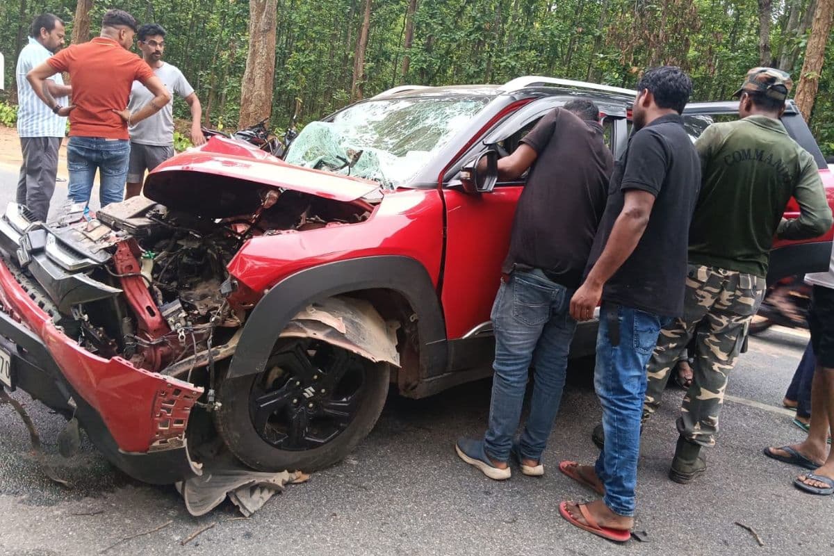 गुमला में बारात से लौट रही कार पेड़ से टकराई, दूल्हे के पिता समेत दो की मौत