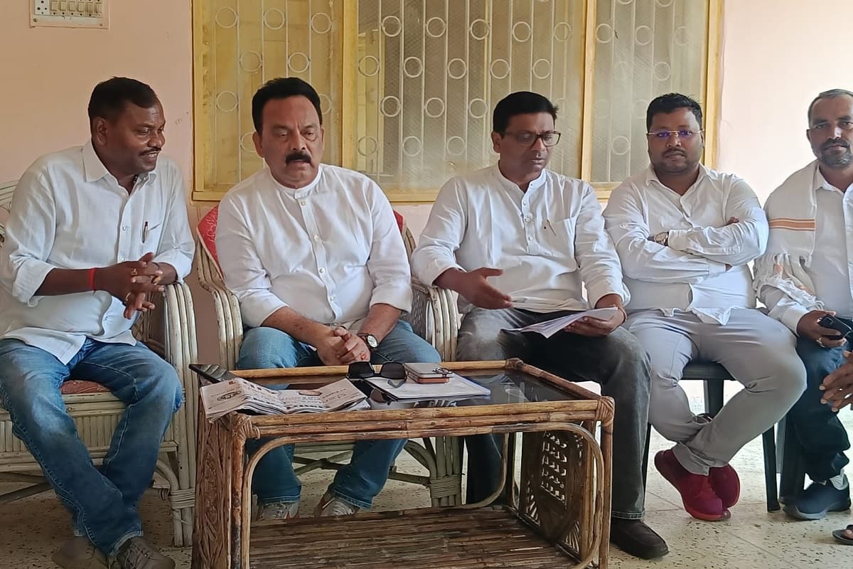 प्रधान सहायक की गैर-हाजिरी पर भड़के सांसद सुखदेव भगत, कार्रवाई की कर दी अनुशंसा